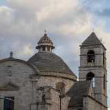 Una piccola chiesa del Seicento dalla particolare forma �a trullo� che, interamente affrescata al suo interno, lega la sua storia a un miracoloso dipinto. � la descrizione del Santissimo Crocifisso, un gioiello artistico e architettonico situato alla periferia est di Bitonto